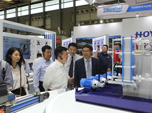 京城機(jī)電黨委書(shū)記、董事長(zhǎng)阮忠奎一行蒞臨華德液壓展位參觀調(diào)研